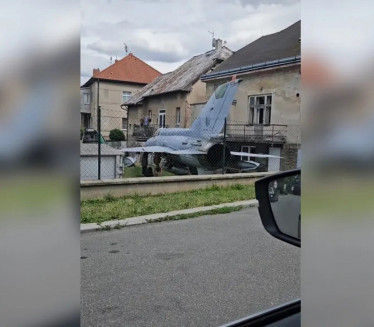 U DVORIŠTU MiG-21: Nesvakidašlji prizor iz Češke (VIDEO)
