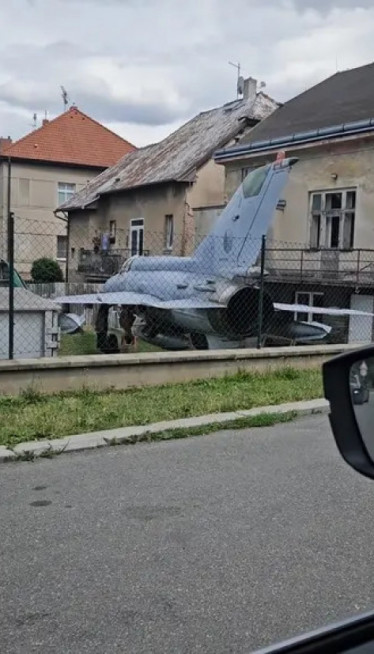 У ДВОРИШТУ МиГ-21: Несвакидашљи призор из Чешке (ВИДЕО)