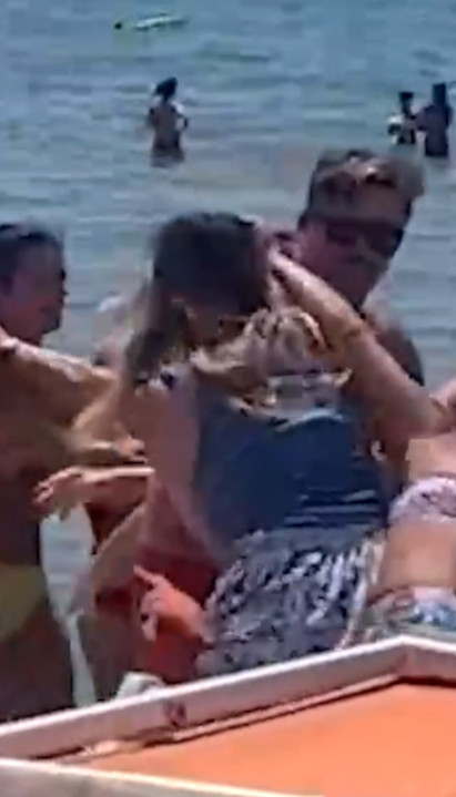ZAR ZATO? Žene se tukle na plaži - razlog bizaran (VIDEO)
