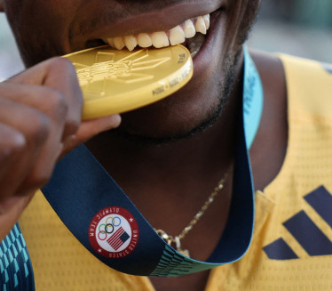 ČEST FENOMEN: Zašto osvajači medalja grizu svoja odličja