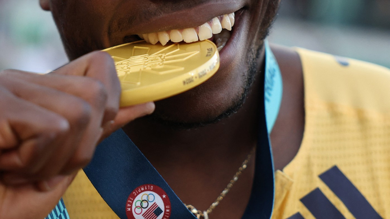 ČEST FENOMEN: Zašto osvajači medalja grizu svoja odličja