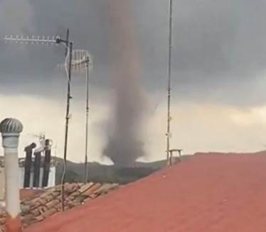 НЕВИЂЕНО! Снимили торнадо у Шпанији (ВИДЕО)