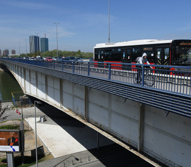 БЕОГРАЂАНИ, СТРПЉЕЊА! Затвара се трака на Бранковом мосту