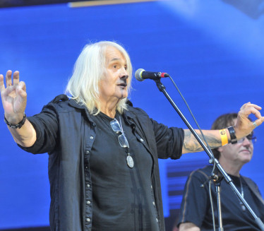 ГОДИНУ ДАНА БЕЗ БОРЕ: Фанови полажу цвеће на гроб од зоре