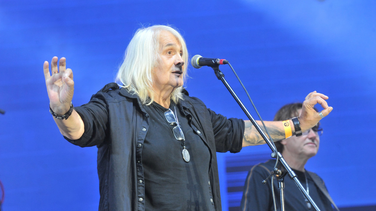 ГОДИНУ ДАНА БЕЗ БОРЕ: Фанови полажу цвеће на гроб од зоре