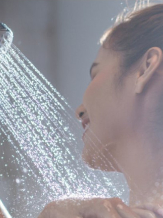 Kada je bolje tuširati se toplom, a kada hladnom vodom?