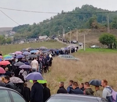 "MOGU LI SA VAMA": Sahrana mališana i njihovog oca kod Raške