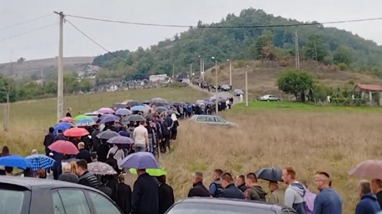 "MOGU LI SA VAMA": Sahrana mališana i njihovog oca kod Raške