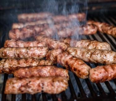 PECITE KAO ROŠTILJ MAJSTORI: Trik za ukusne ćevape!