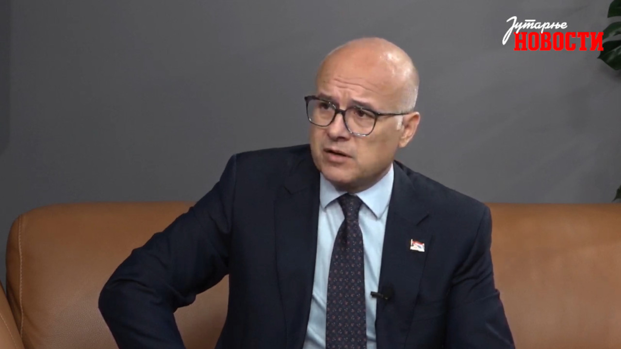 ПРЕМИЈЕР МИЛОШ ВУЧЕВИЋ ПОДНОСИ ОСТАВКУ