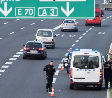 POLICIJA U ŠOKU Zatekli devojčicu(14) kako prevozi migrante