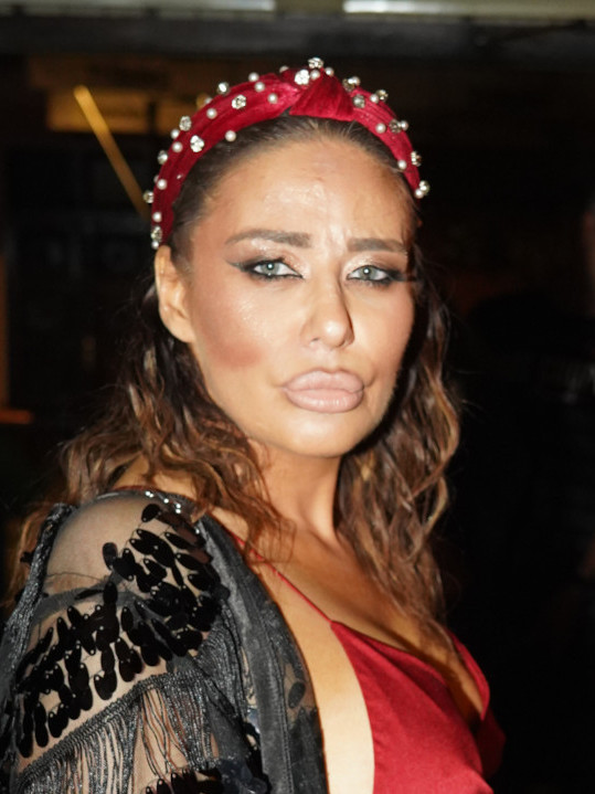 "АНА ЈЕ АЈНШТАЈН": Певач упоредио певачицу са колегиницама