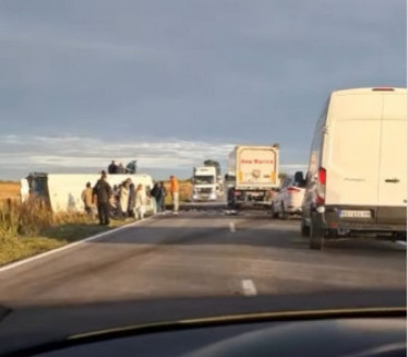 SUDAR AUTOBUSA I AUTOMOBILA: Stradao vozač (VIDEO)