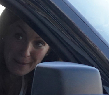 ZBOG PARA: Pevačica ima 3 kuće u BG-u, a živi kao podstanar