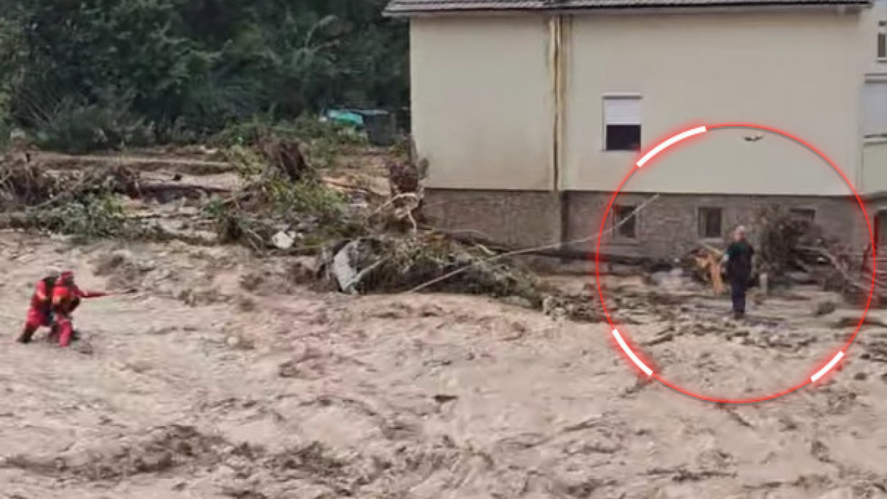 БУЈИЦА ОПКОЛИЛА ЧОВЕКА: Драматичан снимак акције спасавања