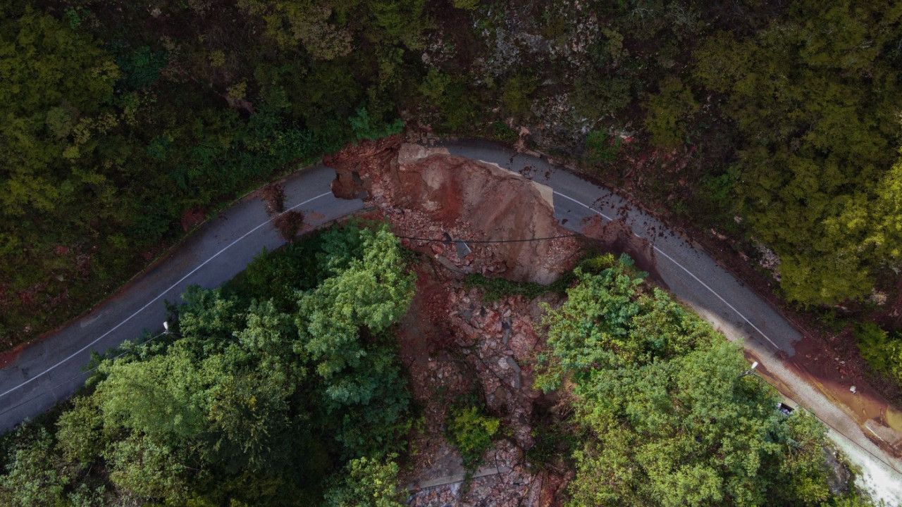 STENA PALA NA AUTO, UBILA SUVOZAČA: Tragedija u Foči