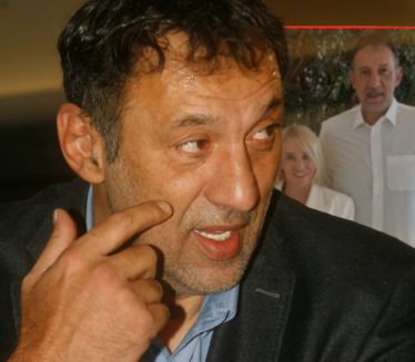 "KAKAV CAR!" Vlade Divac uslikan u haljini do poda (FOTO)