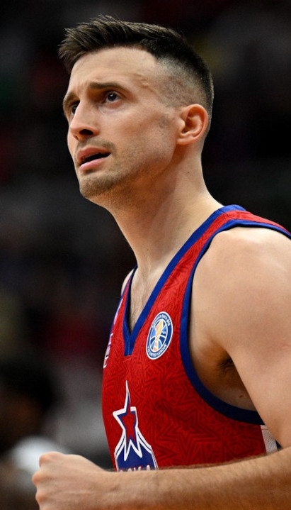 NE SKIDA OSMEH SA LICA: Aleksa zagrlio ženu oko struka