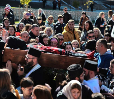 ČEKAJUĆI ČUDO I ISCELJENJE: Hiljade vernika u manastiru Tumane