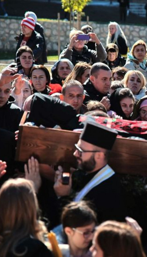 ČEKAJUĆI ČUDO I ISCELJENJE: Hiljade vernika u manastiru Tumane