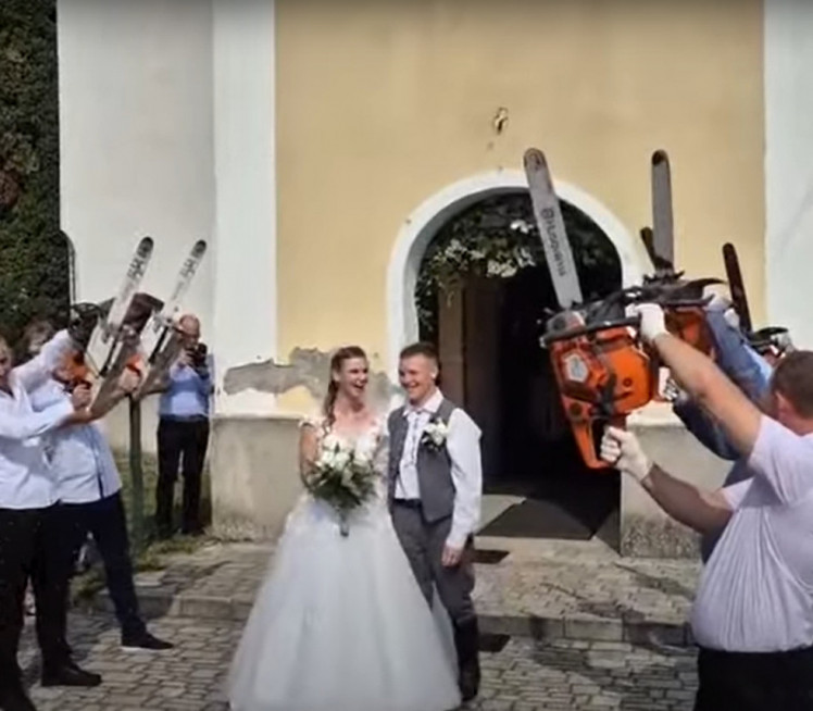 Mladenci izašli iz crkve - sačekalo ih IZNENAĐENJE