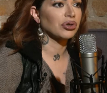 "ТРЕСЕ СЕ ОД ТЕМПАРАТУРЕ": Певачица открила симптоме вируса