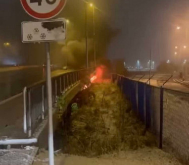 GORI MOST NA ADI: Vatra i dim se vide iz celog Beograda