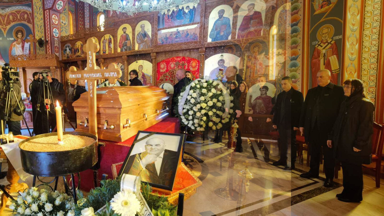 NEUTEŠNI: Palmina žena, sinovi, snaje i unuci i kolona ljudi