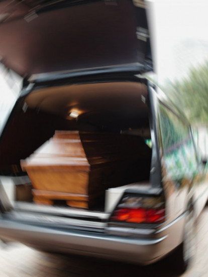 Zašto ne treba sahranjivati pokojnika u TUĐOJ ODEĆI?