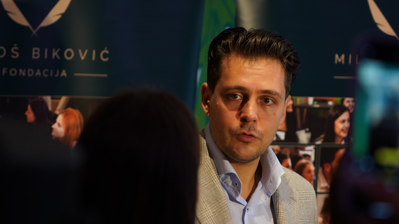 BIKOVIĆ SA ŽENOM I SINOM NAPUSTIO SRBIJU: Evo gde se nalaze