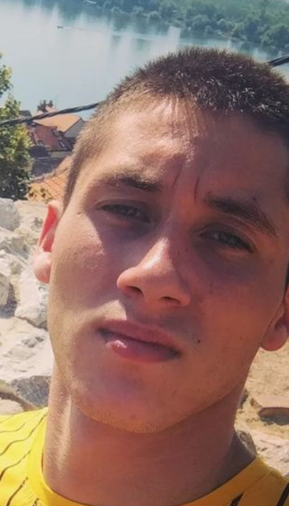 ALI NEKO MORA TO DA RADI? Nemanja od 12. godine kupa mrtvake