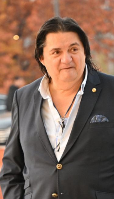 Kemiševa poruka pevačici: "Ne priliči mu godinama"