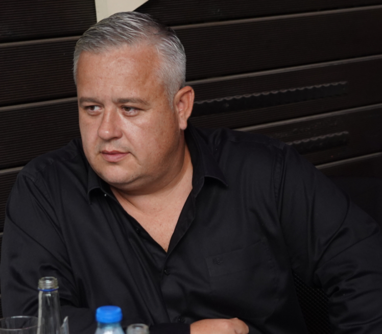 Pevač o supruzi: "Sad ne može da se razvede, sramota je"