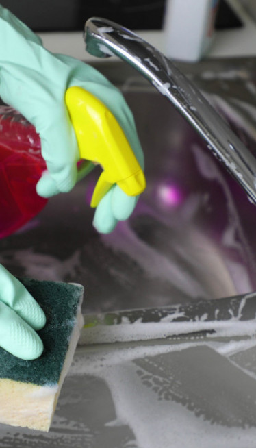 СИЈАЋЕ СЕ КАО СТАКЛО: Како орибати судоперу