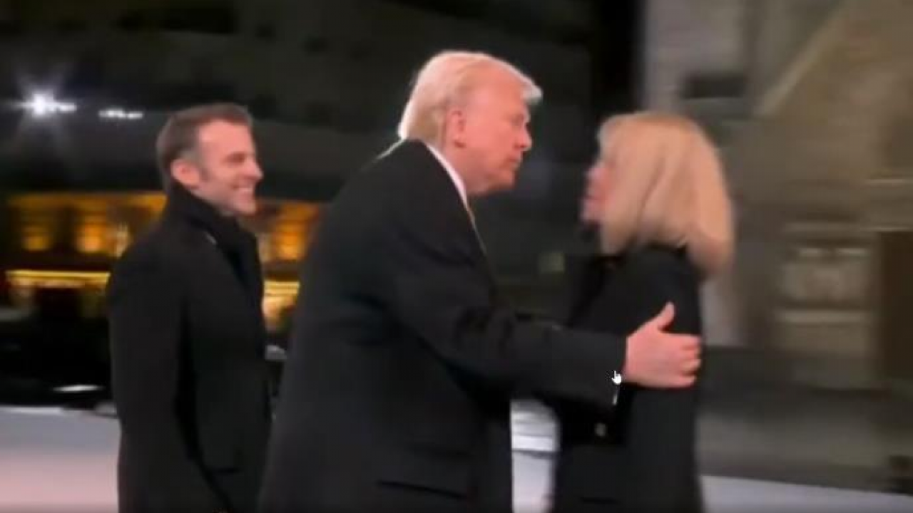 "TAKO SI LEPA": Donald Tramp izljubio Brižit Makron (VIDEO)