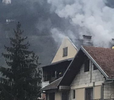 POŽAR U PRIBOJU: Dim kulja iz stana u nebo (FOTO)