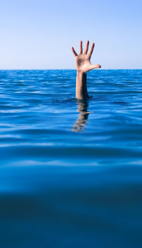 УЖАС У ГРЧКОЈ: Трговци људима 22 мигранта бацили у море