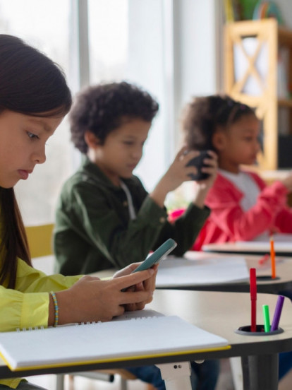 КРАЈ ТЕЛЕФОНИМА У ШКОЛАМА Најављена потпуна забрана у Србији