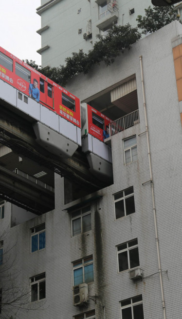 Voz prolazi kroz zgradu - stanarima ne smeta buka, već OVO