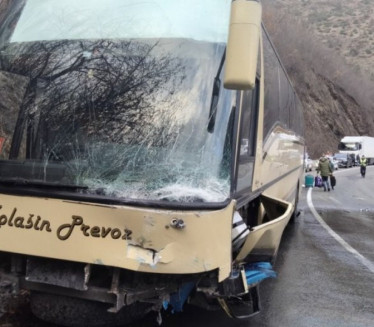 Detalji sudara auta i autobusa za prevoz dece (FOTO)