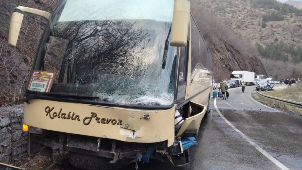 Detalji sudara auta i autobusa za prevoz dece (FOTO)