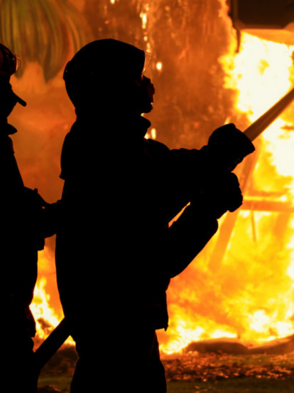 POŽAR U NOVOM SADU: Vatra i dim kuljaju