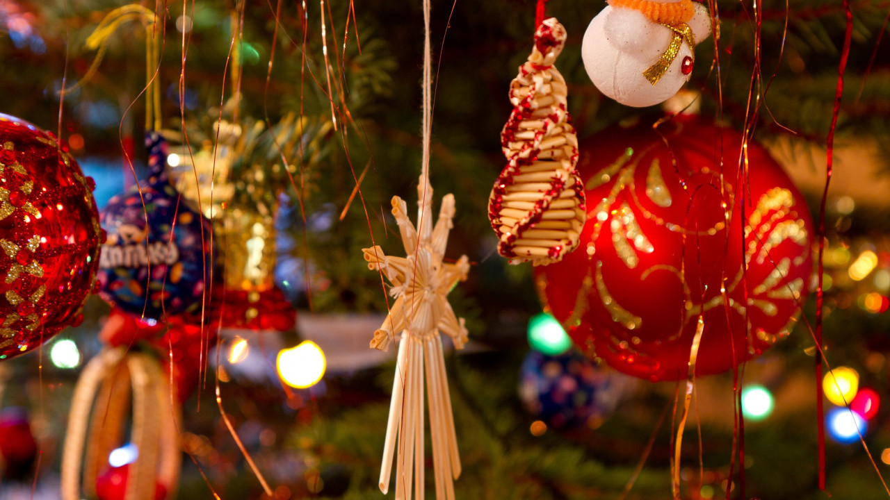 ОВИ ДАТУМИ ДОНОСЕ СРЕЋУ Када је право време за кићење јелке?