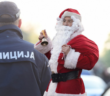 Deda Mrazovi u plavom darovali novogodišnje poklone deci