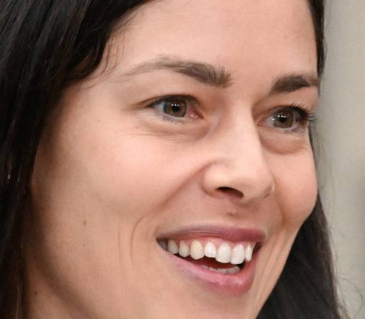 ПРОВИДНА БЛУЗА, ЦРНИ БРУСХАЛТЕР: Ана у изазовном издању