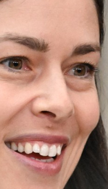 PROVIDNA BLUZA, CRNI BRUSHALTER: Ana u izazovnom izdanju