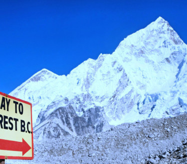 "ZATVOREN" MONT EVEREST Planinari zarobljeni, pad helikoptera