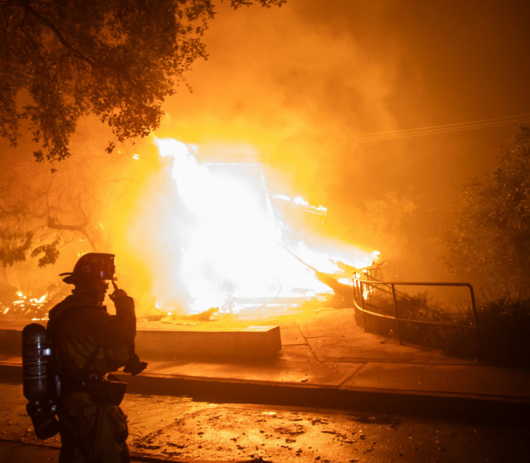 ПОЖАР НА ЗВЕЗДАРИ: Више ватрогасних екипа на терену