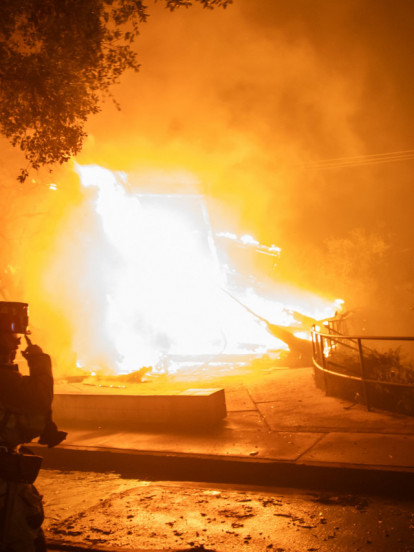 ПОЖАР НА ЗВЕЗДАРИ: Више ватрогасних екипа на терену