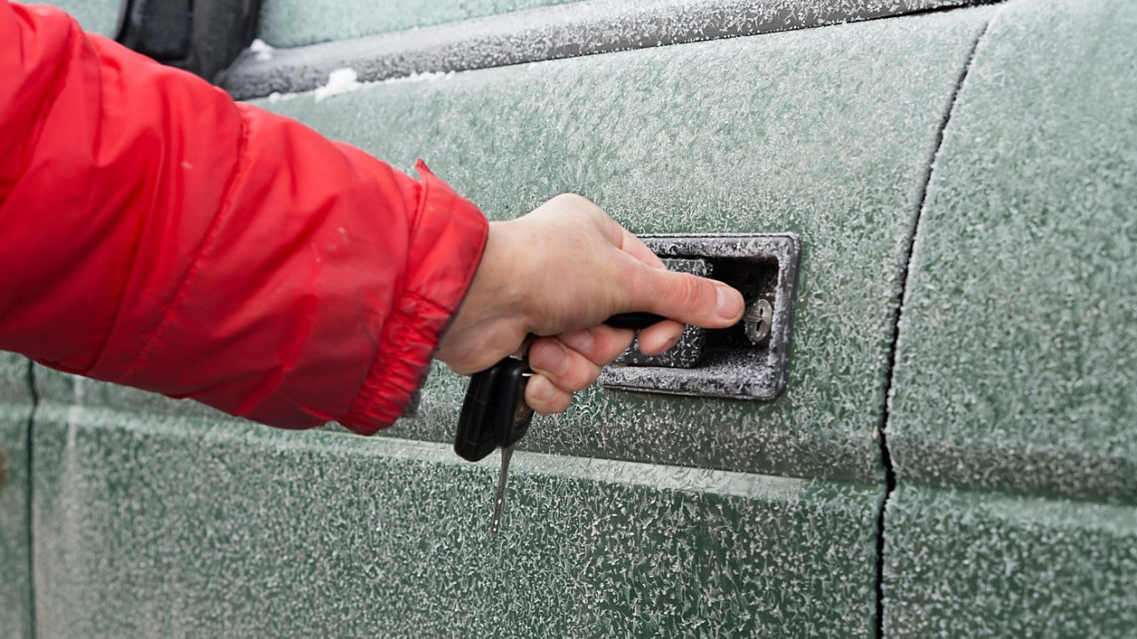 БРЗА РЕШЕЊА: Шта радити ако вам се заледи брава?